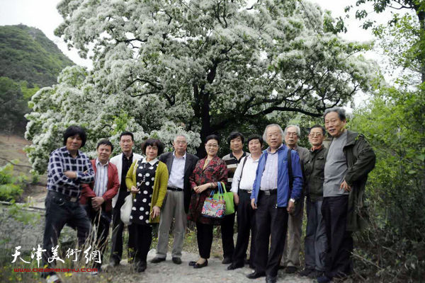 天津书画名家到蓟县长城书画院写生基地采风写生