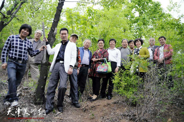 天津书画名家到蓟县长城书画院写生基地采风写生