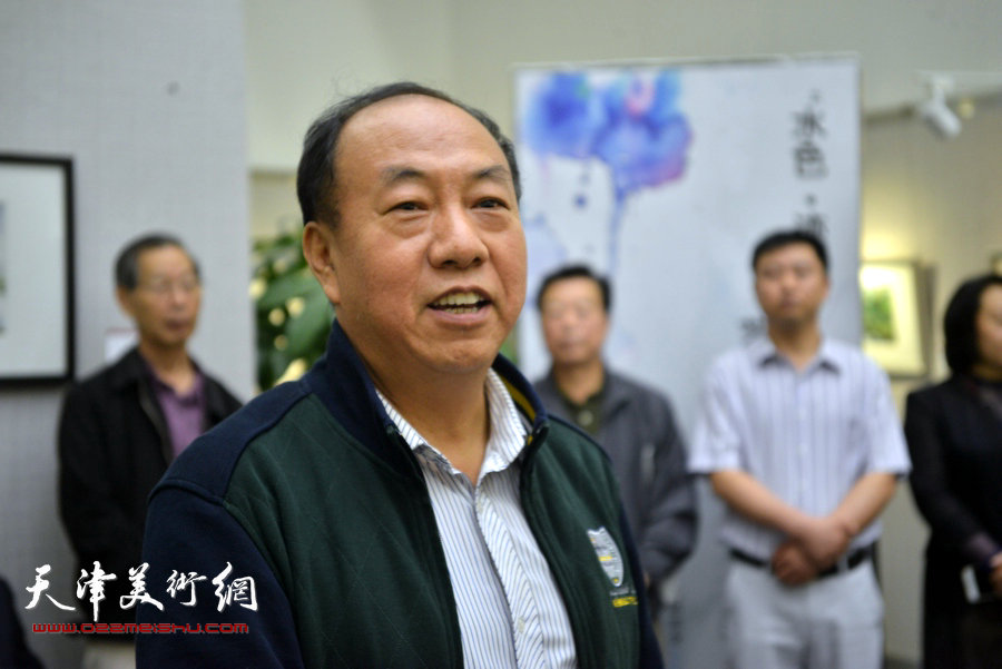 天津市政协书画艺术研究会常务副会长崔志强主持画展开幕仪式。