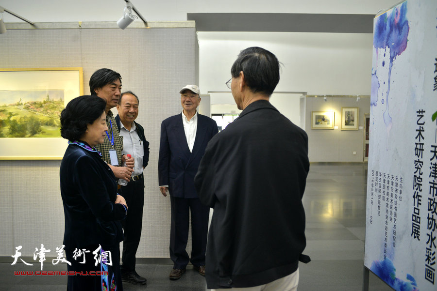 陆焕生、曹秀荣、刘建华、崔志强、杜晓光在画展现场。
