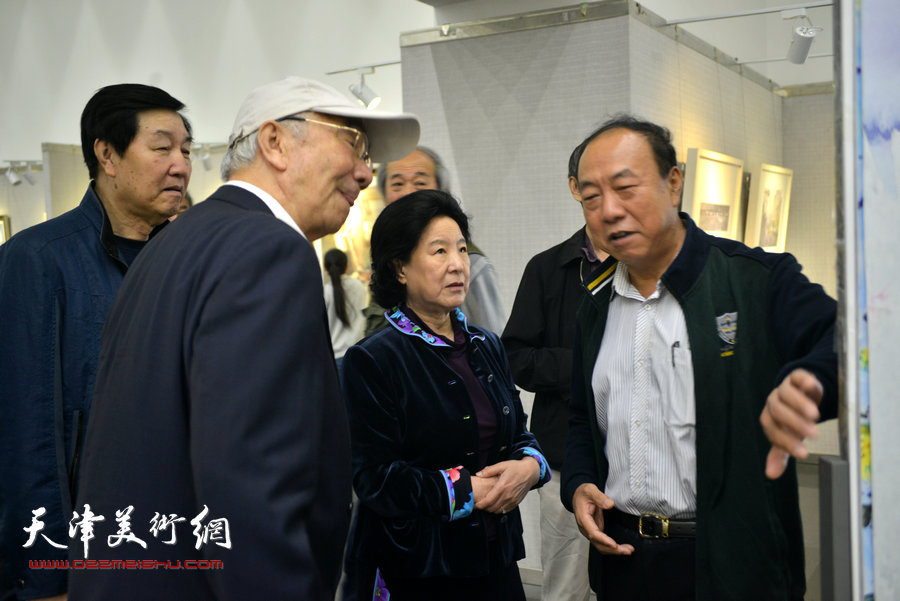 陆焕生、曹秀荣、张金方、刘建华、崔志强在观赏画作。