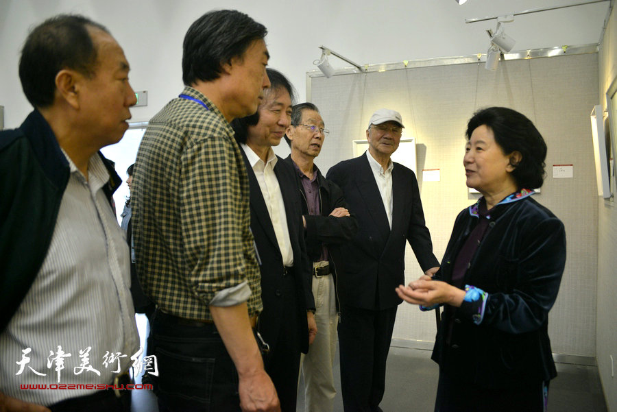 陆焕生、曹秀荣、刘建华、崔志强、刘新华、杜晓光在画展现场交流。