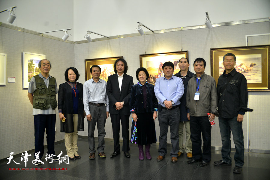 左起：宋家褆、孙瑜、李建有、刘新华、曹秀荣、高原春、陶国柱、高维星、吕培桓在画展现场交流。