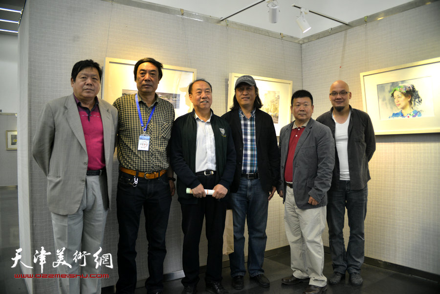 左起：郭鸿春、杜晓光、崔志强、王刚、帅起、王凤利在画展现场。