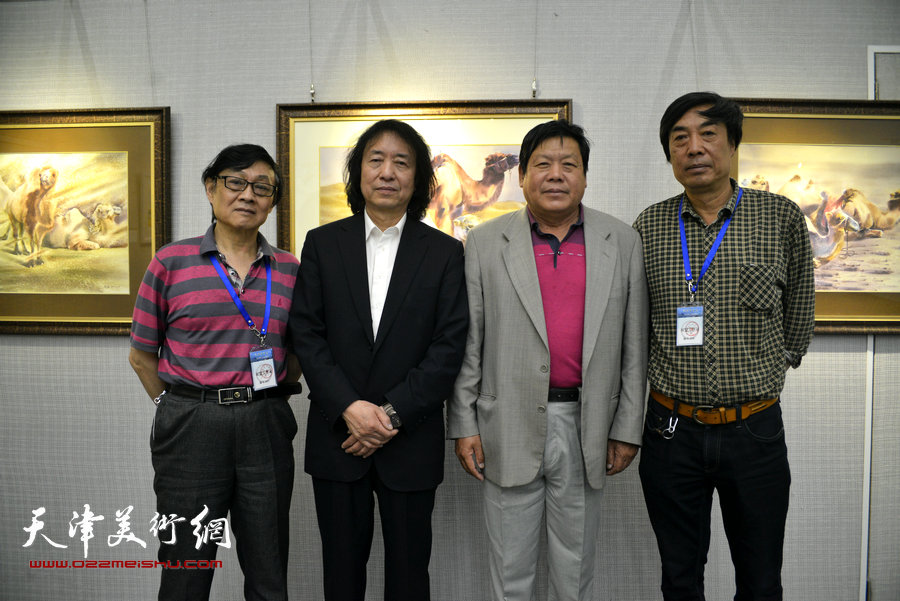 左起：琚俊雄、刘新华、郭鸿春、杜晓光在画展现场。