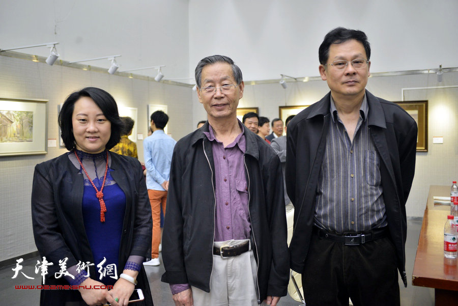 左起：孙瑜、刘建华、潘津生在画展现场。