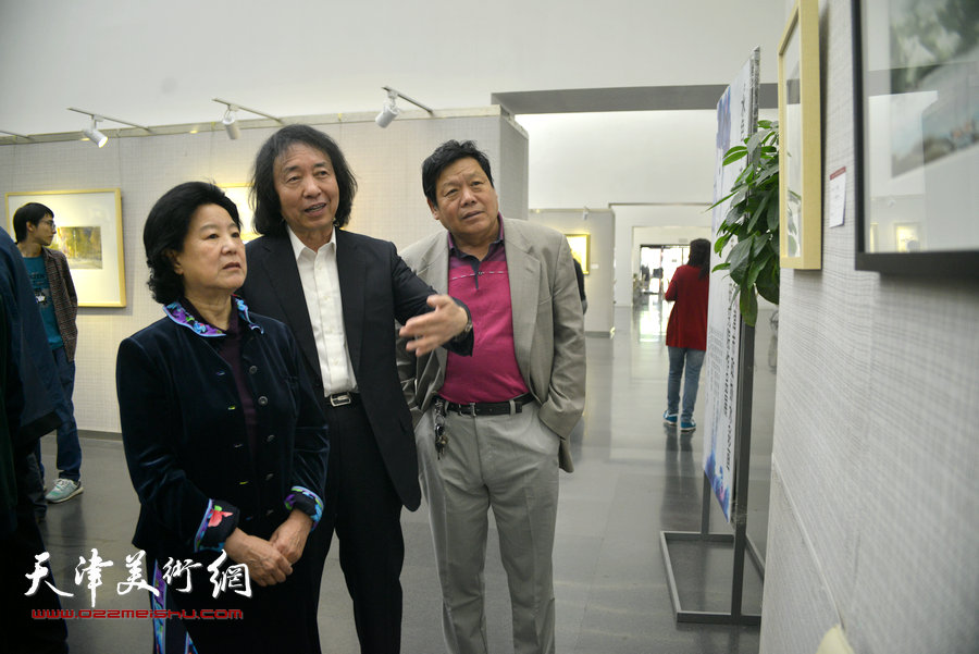 曹秀荣、刘新华、郭鸿春在观赏画作。