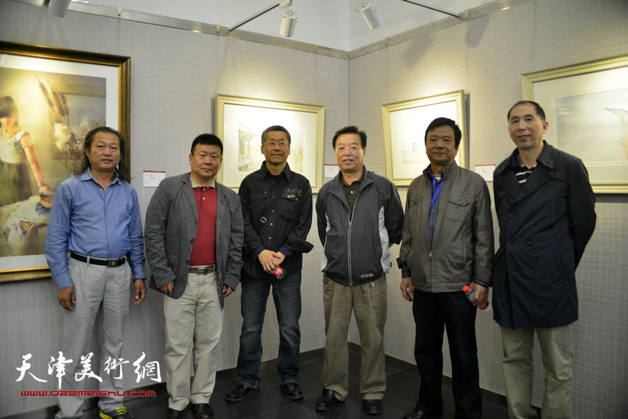 左起：刘永吉、帅起、吕培桓、杨建国、高维星、陶国柱在画展现场。