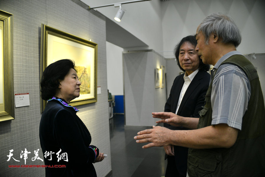 曹秀荣、刘新华、宋家褆在画展现场交流。