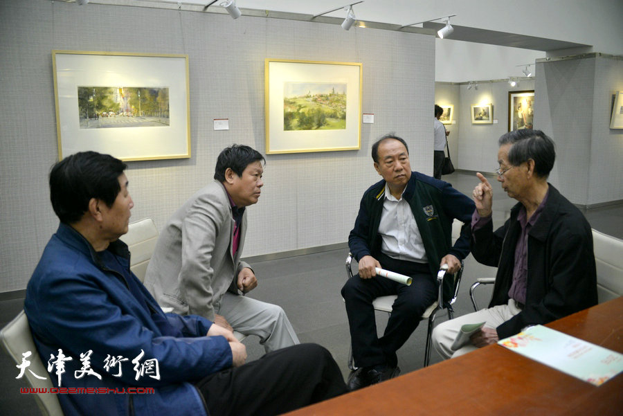 张金方、刘建华、崔志强、郭鸿春在画展现场交流。