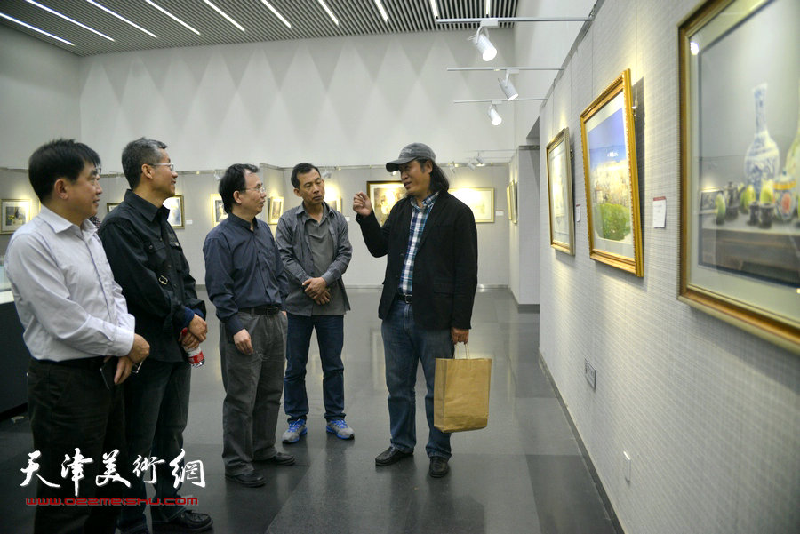 王刚、庞恩昌、吕培桓、王文元在画展现场交流。