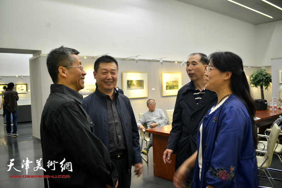 吕培桓、陶国柱等在画展现场交流。