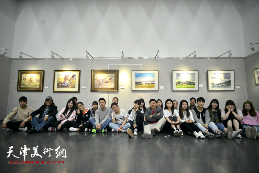 王刚、帅起、高维星等与艺术院校师生在画展现场。