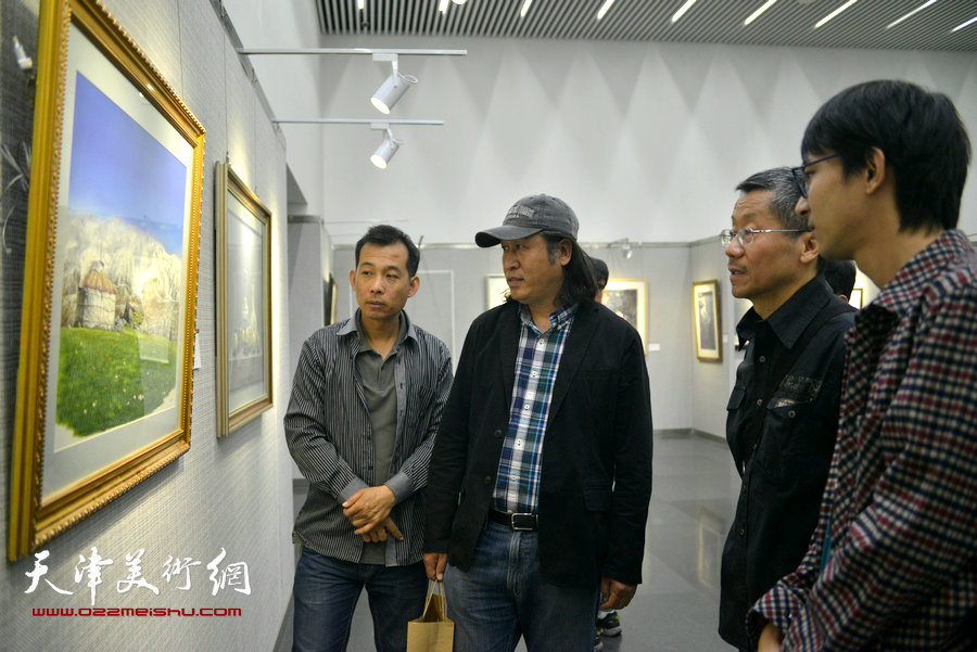 王刚、吕培桓、张一辰等在观赏画作。