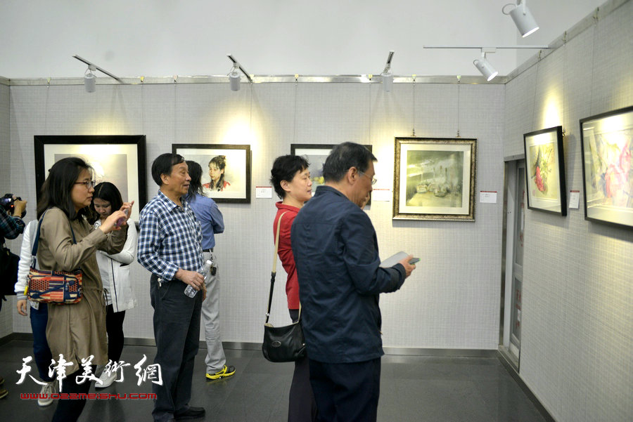 “水色·迹象”天津市政协水彩画艺术研究院作品展现场。