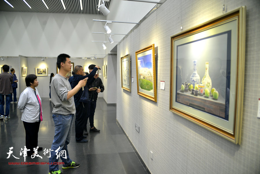 “水色·迹象”天津市政协水彩画艺术研究院作品展现场。