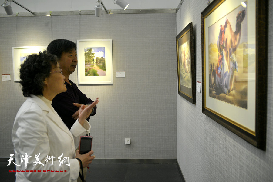 “水色·迹象”天津市政协水彩画艺术研究院作品展现场。