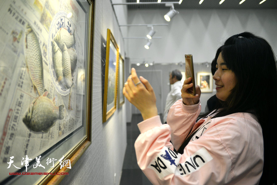 “水色·迹象”天津市政协水彩画艺术研究院作品展现场。