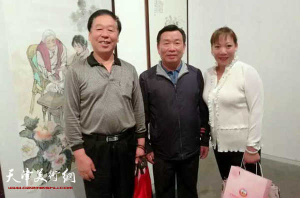 市人大常委会内务司法办公室副主任刘刚（中）与画家郑二凤（右）在现场。