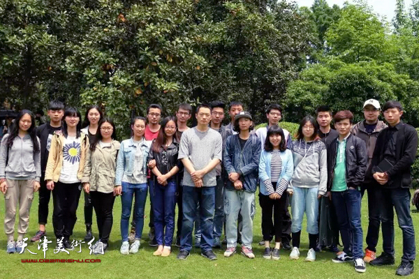 天津美院教授周午生带领学生到武汉植物园写生