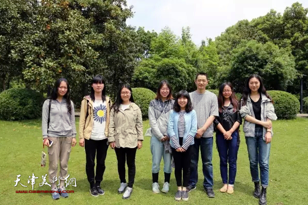 天津美院教授周午生带领学生在武汉植物园写生