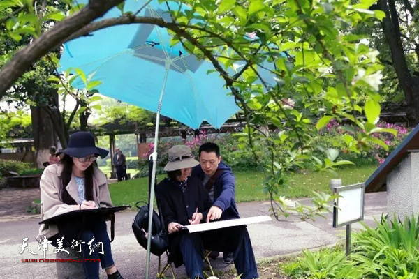 天津美院教授周午生带领学生在武汉植物园写生