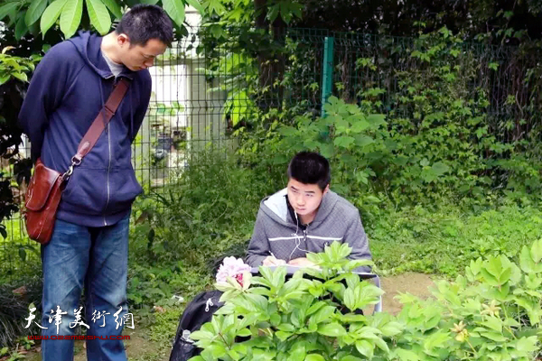 天津美院教授周午生带领学生在武汉植物园写生