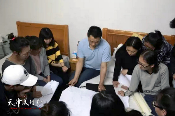 天津美院教授周午生为学生们讲解画作。