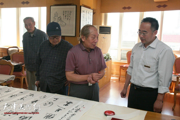 津门书画名家到天津市第一养老院慰问老年人