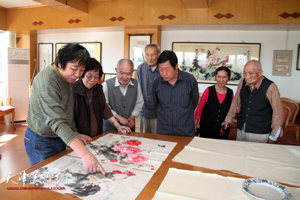 津门书画名家到天津市第一养老院慰问老年人