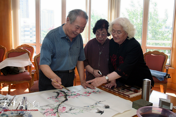 津门书画名家到天津市第一养老院慰问老年人