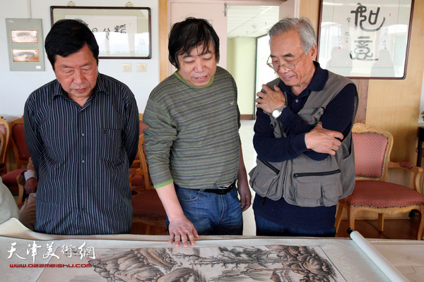津门书画名家到天津市第一养老院慰问老年人