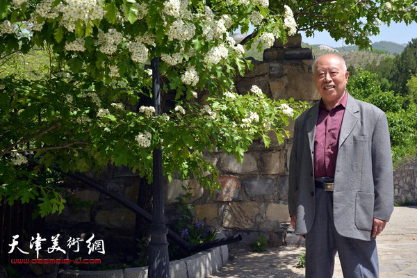 王俊生在山楂花树前。
