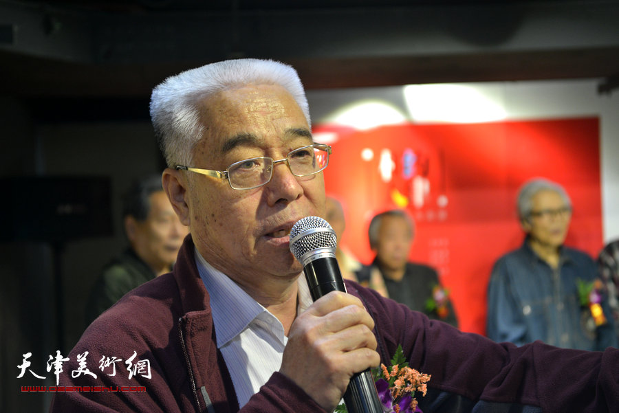 天津人民美术出版社美术馆馆长、艺术总监苏鸿升主持画展开幕仪式。