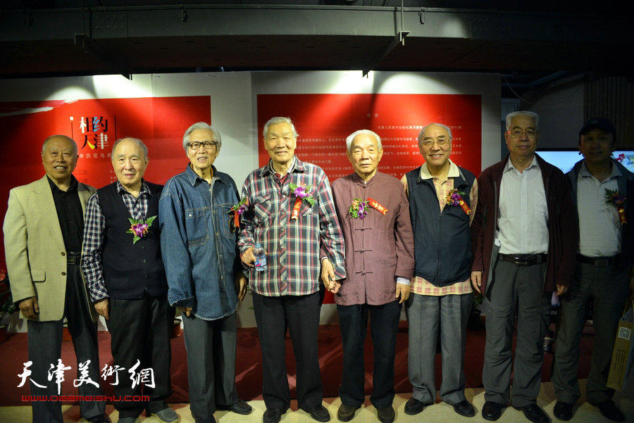齐辛民与孙贵璞、纪振民、刘荫祥、王俊生、黄殿祺、苏鸿升在画展现场。