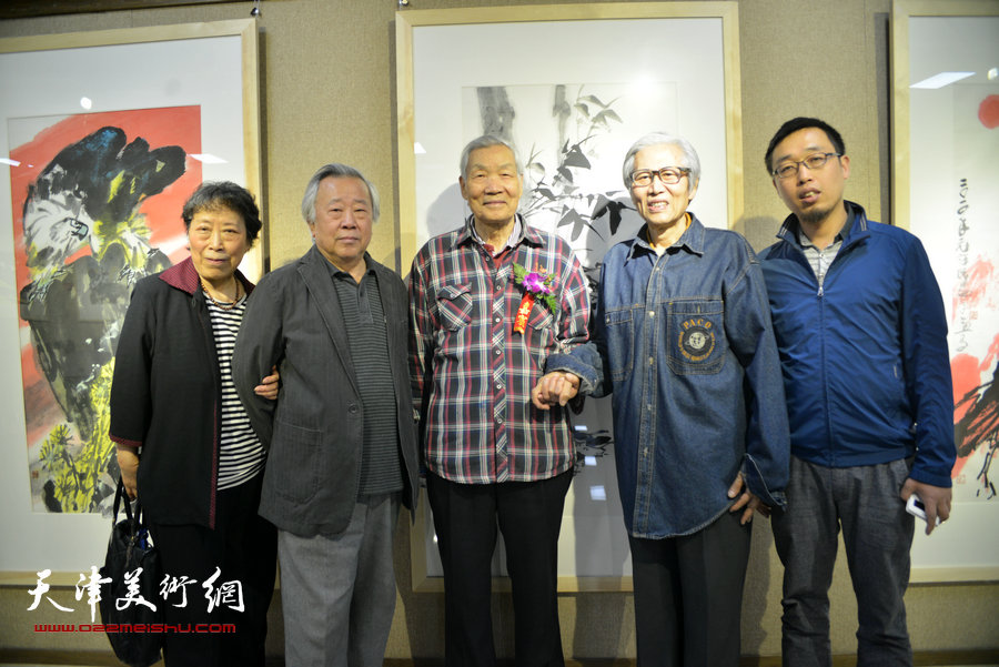 齐辛民、刘荫祥夫妇、阮克敏、张枕石在画展现场。