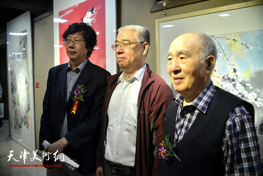齐辛民、孙贵璞、王春涛在画展现场。