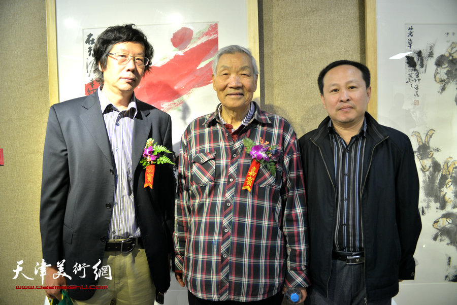 齐辛民、王春涛、张立涛在画展现场。