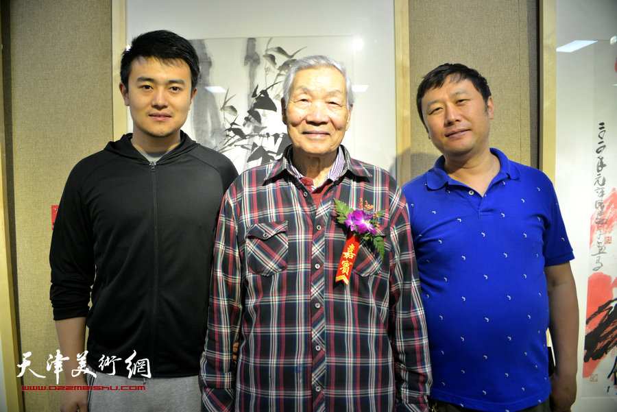 齐辛民、王惠明、李子宇在画展现场。