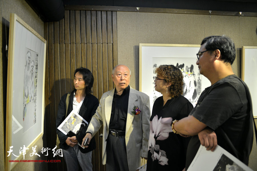 王俊生、刘千友、安士胜、张春蕾在观赏作品。