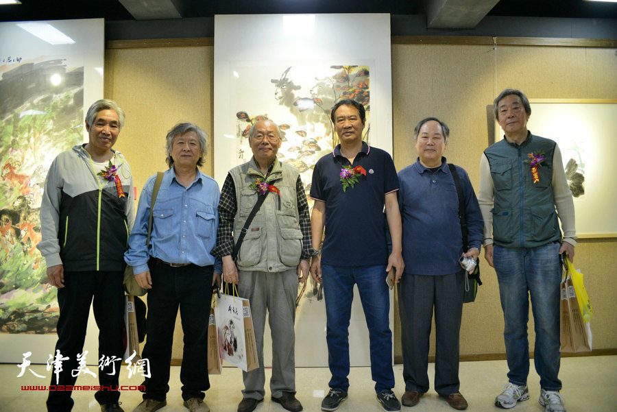 左起：刘金标、刘向东、蔡金顺、马寒松、李春来在画展现场。