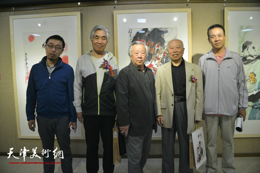 左起：张枕石、刘金标、阮克敏、王俊生、王景奎在画展现场。