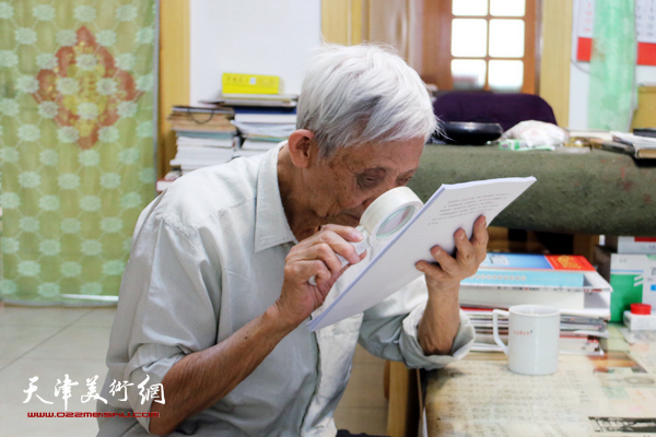 刘光启先生认真审核材料