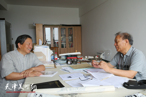 学术顾问何延喆与吴子金主任在交流总览工作