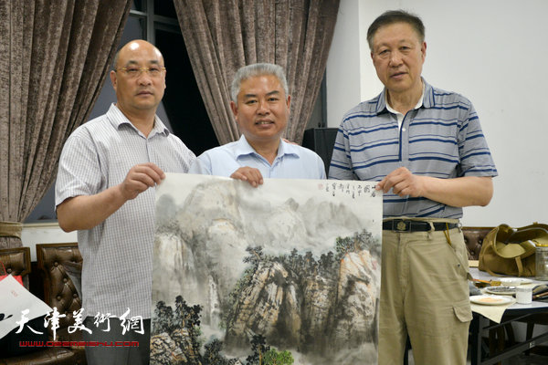 天津书画家在宿迁：左起高杰斌、熊伟宝、郝宝善。