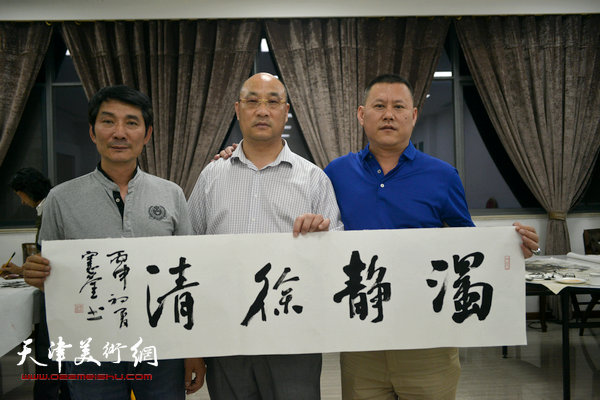 天津书画家在宿迁：左起孟宪奎、高杰斌、胡建东。