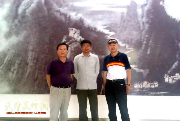 杨建国、柴博森与当地画家张宇在李可染故居。