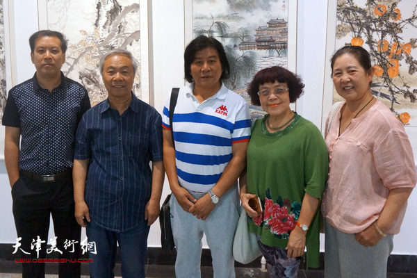 左起：画家徐庆举、王大奇、高学年、史玉、武颖萍在展厅