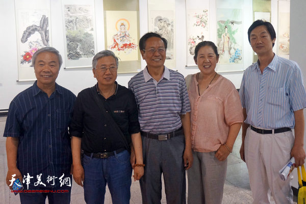 左起：画家王大奇、曹留夫、郭金标、武萍、徐庆荣在展厅