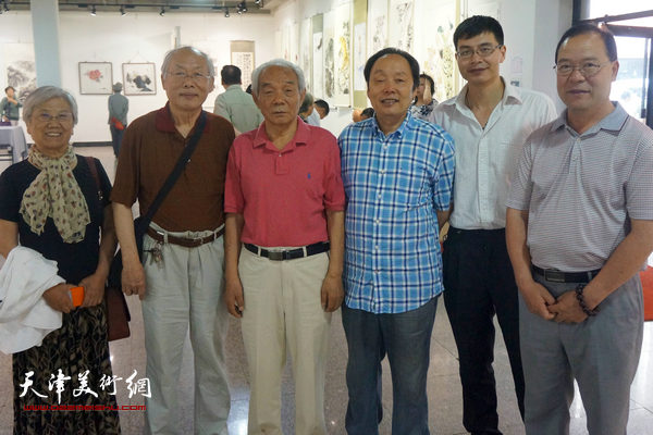 左起：画家董云华、蔡金顺、纪振民、向中林、柳河、杨长曙在展厅